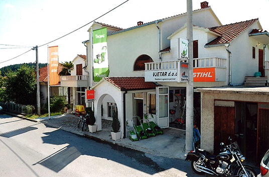 Trgovina Vjetar u Sinju, izvana